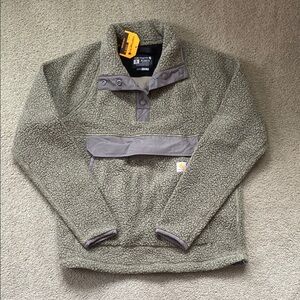 Stay cozy in this relaxed fit Carhartt pullover, new with tag.